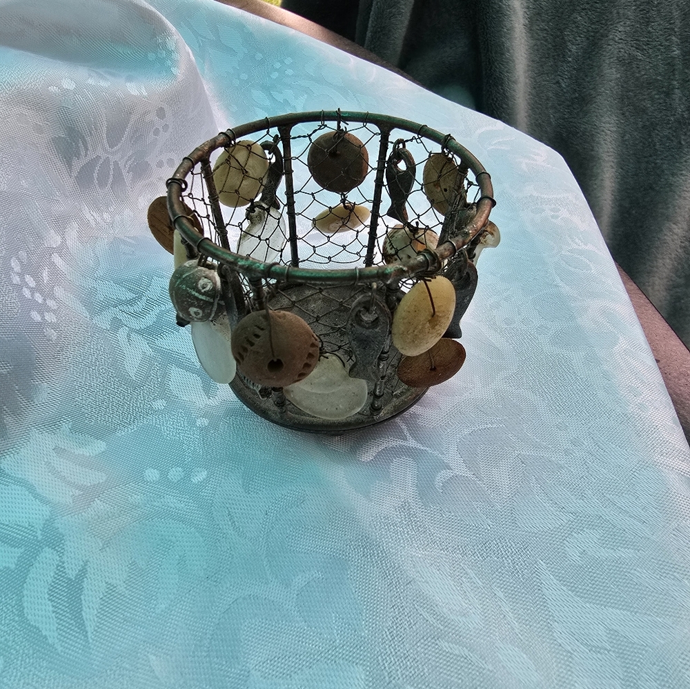 Tealight candle holder